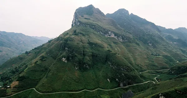 Đường đèo Mã Pí Lèng uốn quanh vách núi ở Hà Giang