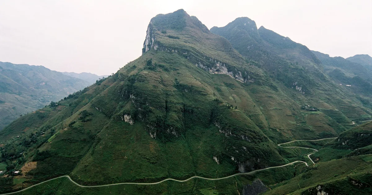 Đường đèo Mã Pí Lèng uốn quanh vách núi ở Hà Giang