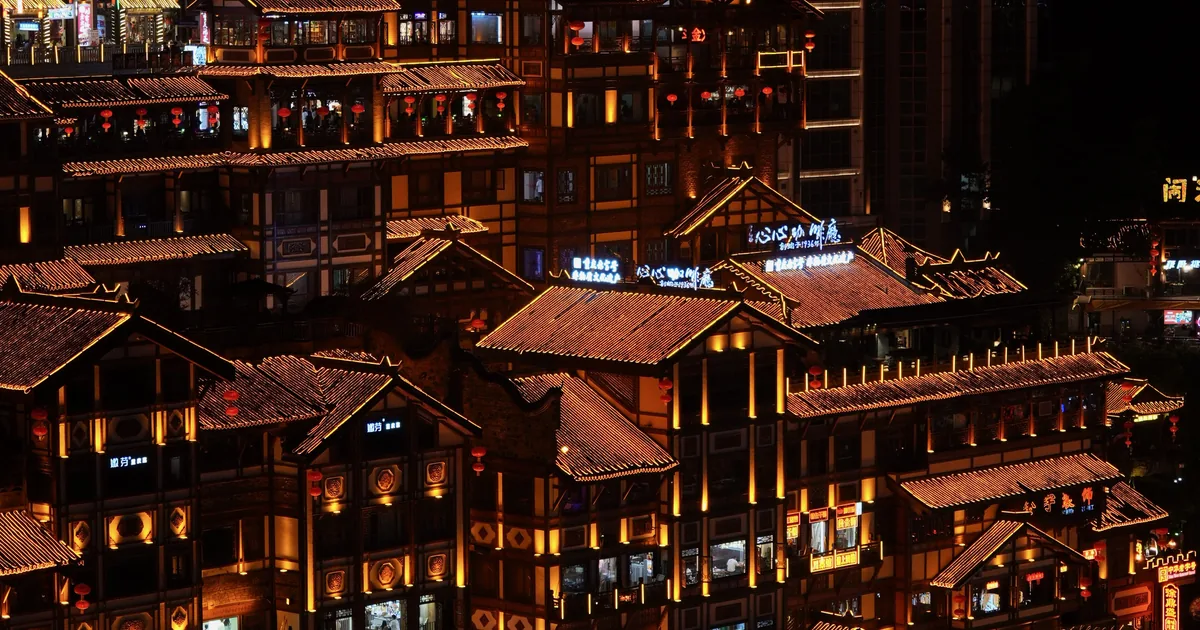 Hồng Nhai Động ở Trùng Khánh rực đèn vàng về đêm