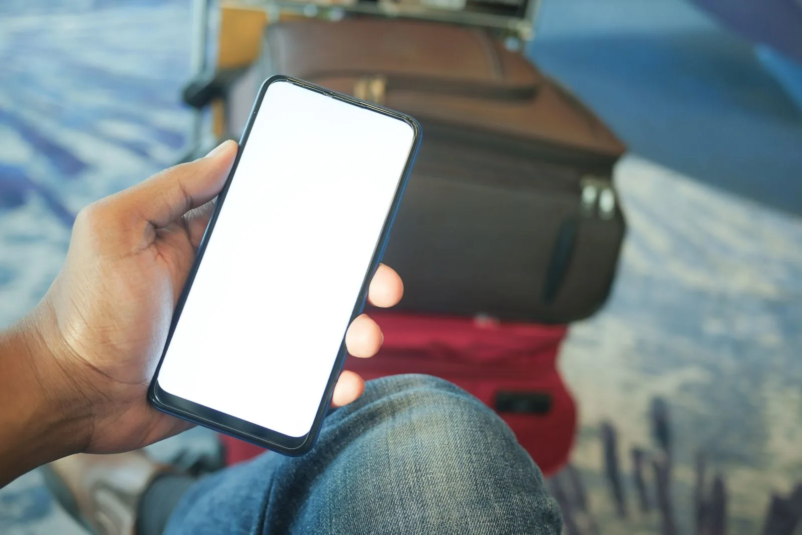 Đặt dịch vụ du lịch qua điện thoại Người cầm điện thoại tại sân bay, chuẩn bị cho chuyến đi