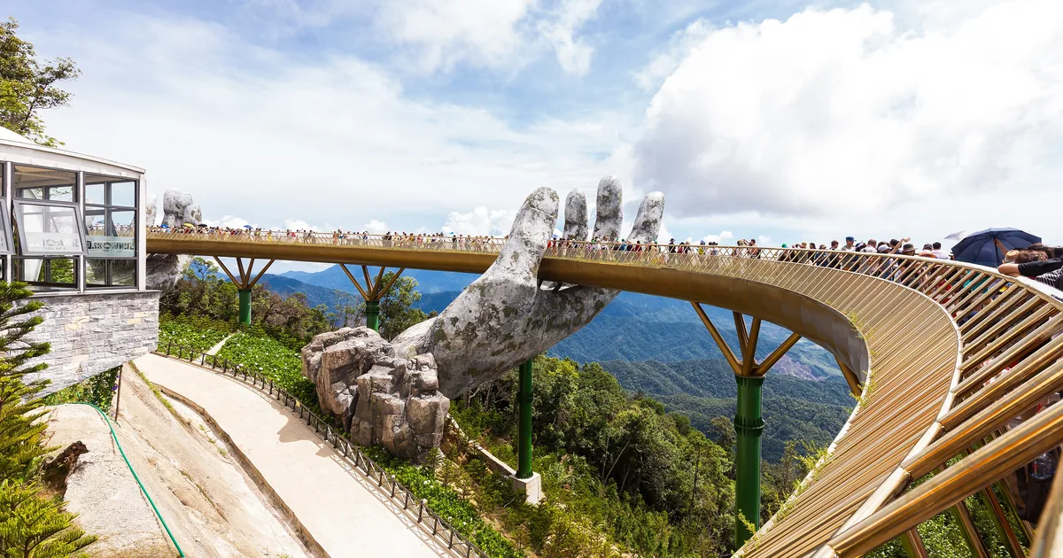 Cầu Vàng trên Sun World Bà Nà Hills, Đà Nẵng, nhìn từ trên cao