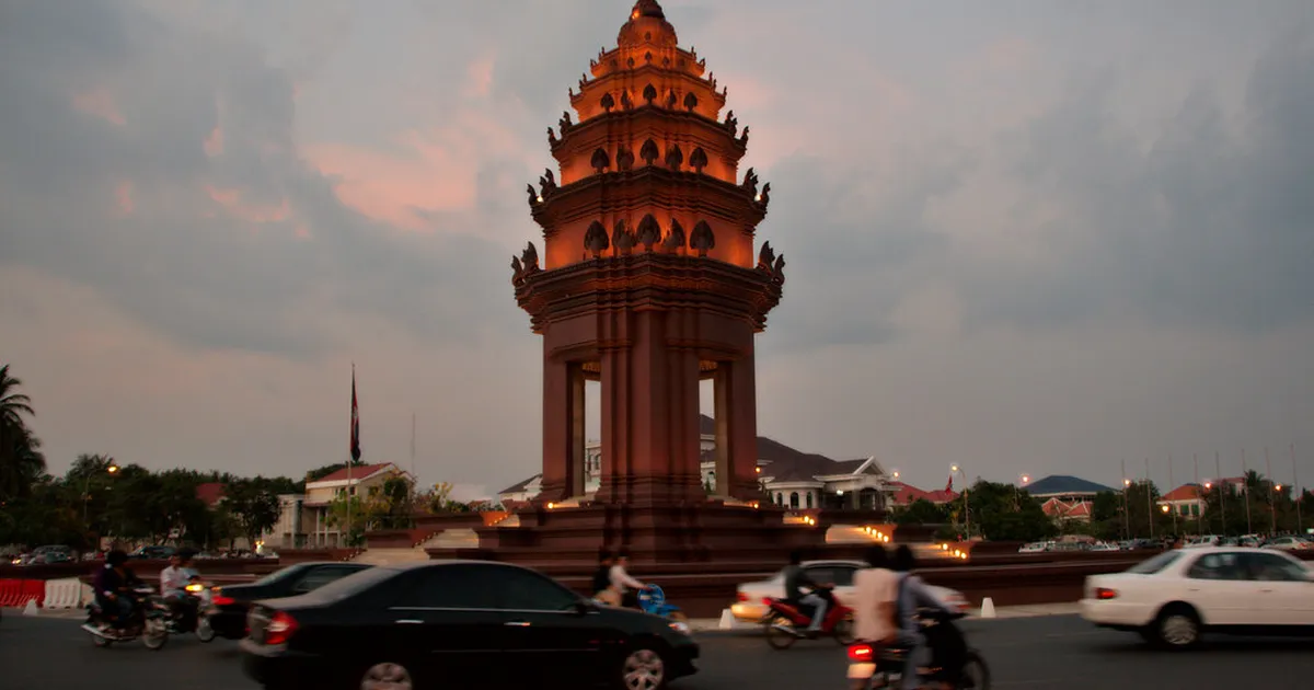 Tượng đài Độc Lập ở Phnom Penh lúc chiều tối, điểm cuối tuyến xe từ Sài Gòn